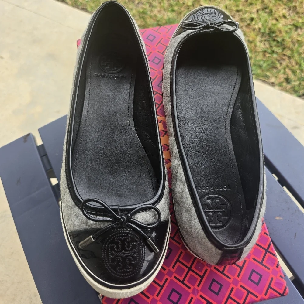 Tory Burch Ballet Flats Size 8.5M Skylar Gray Felt Black Patent Leather Luxury
